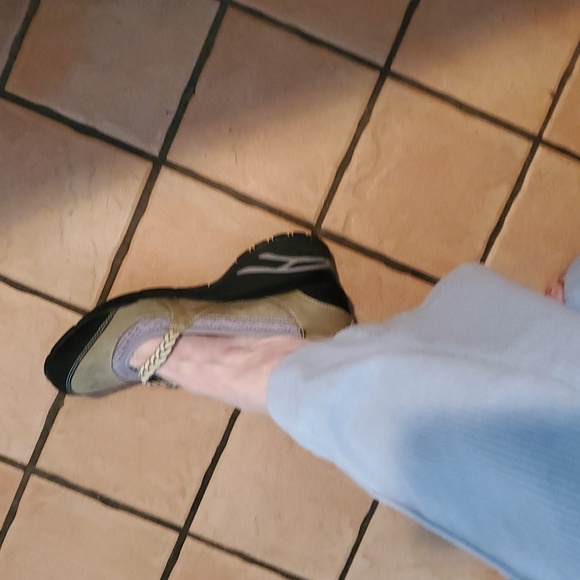 Ahnu Olivia Sage and Black Suede Vibram Wedge Slipon Sz. 10 Shoes - Picture 1 of 14